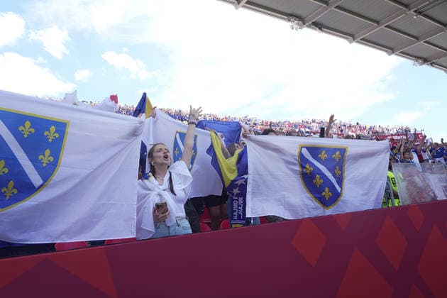 12.06.2026, Toronto Stadium, Toronto, CAN, WM FIFA 2026, Vorrunde, Kanada vs Bosnien-Herzegowina, im Bild Bosnische Fans auf den Tribünen in Toronto. (Photo by Hasan Bratic DeFodi Images) - *** 12 06 2026, Toronto Stadium, Toronto, CAN, FIFA 2026 World Cup, preliminary round, Canada vs Bosnia and Herzegovina, pictured Bosnian fans in the stands in Toronto Photo by Hasan Bratic DeFodi Images
