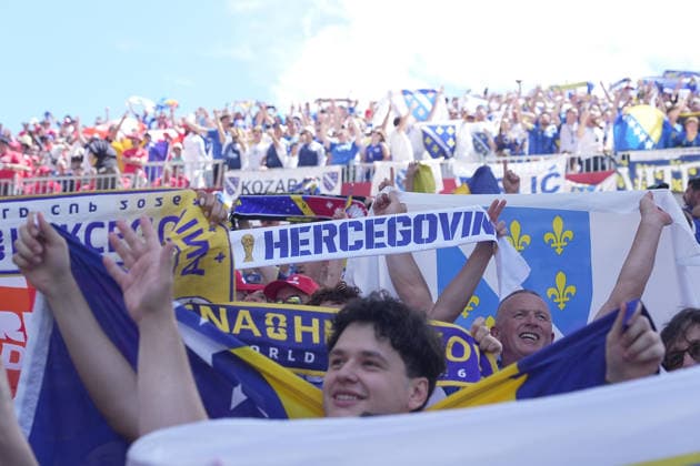 12.06.2026, Toronto Stadium, Toronto, CAN, WM FIFA 2026, Vorrunde, Kanada vs Bosnien-Herzegowina, im Bild Bosnische Fans auf den Tribünen in Toronto. (Photo by Hasan Bratic DeFodi Images) - *** 12 06 2026, Toronto Stadium, Toronto, CAN, FIFA 2026 World Cup, preliminary round, Canada vs Bosnia and Herzegovina, pictured Bosnian fans in the stands in Toronto Photo by Hasan Bratic DeFodi Images