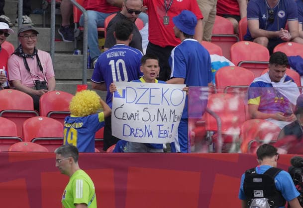 12.06.2026, Toronto Stadium, Toronto, CAN, WM FIFA 2026, Vorrunde, Kanada vs Bosnien-Herzegowina, im Bild Bosnische Fans auf den Tribünen in Toronto. (Photo by Hasan Bratic DeFodi Images) - *** 12 06 2026, Toronto Stadium, Toronto, CAN, FIFA 2026 World Cup, preliminary round, Canada vs Bosnia and Herzegovina, pictured Bosnian fans in the stands in Toronto Photo by Hasan Bratic DeFodi Images