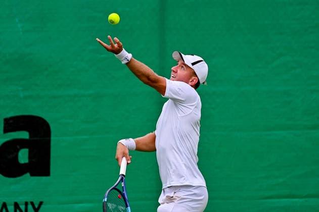 Filip Cristian Jianu (Rumaenien) schlaegt auf TERRA WORTMANN Open 2026, Tennis, ATP, Tennis Herren 500, Turnier, Qualifikation, 13.06.2026, TERRA WORTMANN Open 2026, Tennis, ATP 500, Turnier, Qualifikation, 13.06.2026 Halle
