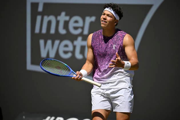 Ben Shelton (USA) enttaeuscht Gestik Geste im Hintergrund Bandenwerbung Logo INTERWETTEN Tennis Herren BOSS Open ATP, Tennis Herren 250 Stuttgart 2026 Weissenhof BOSS Open ATP 250 Stuttgart 2026