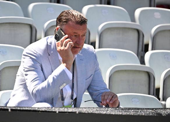 auf der Tribuene Turnierdirektor Edwin Weindorfer am Handy Smartphone Tennis Herren BOSS Open ATP, Tennis Herren 250 Stuttgart 2026 Weissenhof BOSS Open ATP 250 Stuttgart 2026