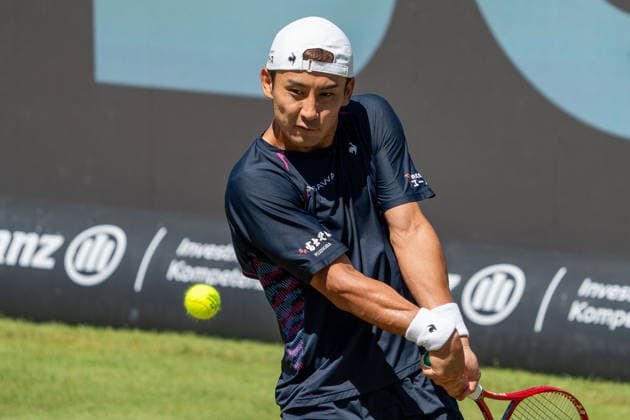 Sho Shimabukuro am Ball, Action, Aktion, Ben Shelton vs. Sho Shimabukuro, Tennis, ATP, Tennis Herren Turnier, Boss-Open, Center-Court, Viertelfinale, 13.06.2026, Ben Shelton vs. Sho Shimabukuro, Tennis, ATP-Turnier, Boss-Open, Center-Court, Viertelfinale, 13.06.2026, Stuttgart