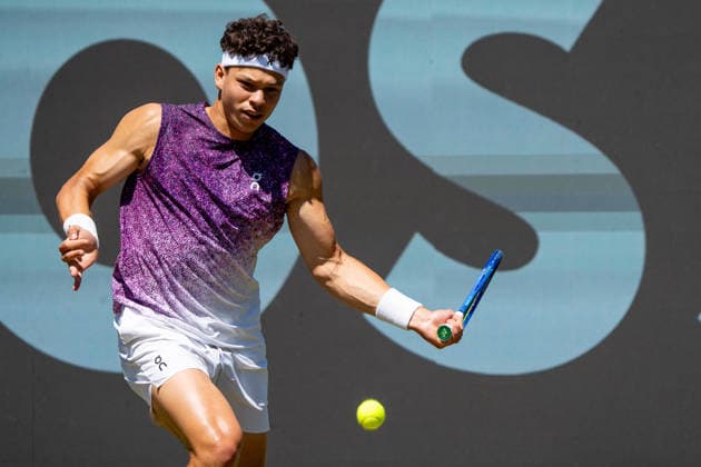 Ben Shelton am Ball, Ben Shelton vs. Sho Shimabukuro, Tennis, ATP, Tennis Herren Turnier, Boss-Open, Center-Court, Viertelfinale, 13.06.2026, Ben Shelton vs. Sho Shimabukuro, Tennis, ATP-Turnier, Boss-Open, Center-Court, Viertelfinale, 13.06.2026, Stuttgart