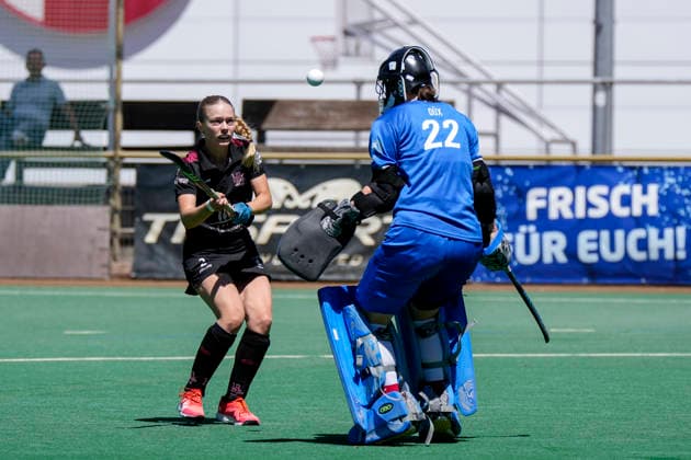 v.li.: Nele Pöhler (HCL, 2), Caroline Düx (Torhüterin, Torwart, TSVMH, 22), Zweikampf, Spielszene, Duell, duel, tackle, tackling, Dynamik, Action, Aktion, 13.06.2026, Mannheim (Deutschland), Hockey, 2. Bundesliga, Gruppe Süd, Damen, TSV Mannheim - HC Ludwigsburg