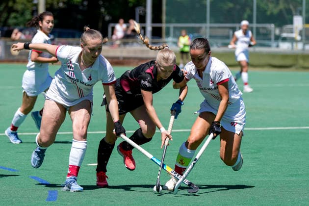 v.li.:Wiebke Wahlster (TSVMH, 12), Nele Pöhler (HCL, 2), Kira Elena Schanzenbecher (TSVMH, 41, Kapitänin), Zweikampf, Spielszene, Duell, duel, tackle, tackling, Dynamik, Action, Aktion, 13.06.2026, Mannheim (Deutschland), Hockey, 2. Bundesliga, Gruppe Süd, Damen, TSV Mannheim - HC Ludwigsburg