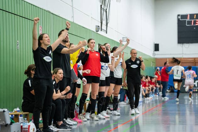 U20 Frauen-Nationalmannschaft Deutschland (GER) vs. U20 Frauen-Nationalmannschaft Spanien (SPA), Handball, Vier-Nationenturnier, 13.6.2026, Saision 2025 2026, Hannover Die Mannschaft der U20 Frauen-Nationalmannschaft Deutschland (GER) jubelt nach einer Parade Hannover Sporthalle IGS Badenstedt Deutschland