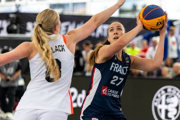 BASKETBALL - FIBA 3x3 World Tour VIENNA,AUSTRIA,13.JUN.26 - BASKETBALL - FIBA 3x3 World Tour. Image shows Tara Wallack (CAN) and Rosanne Madeleine Marie-Joseph Le Seyec (FRA).  GEPAxpictures xPhilippxBrem