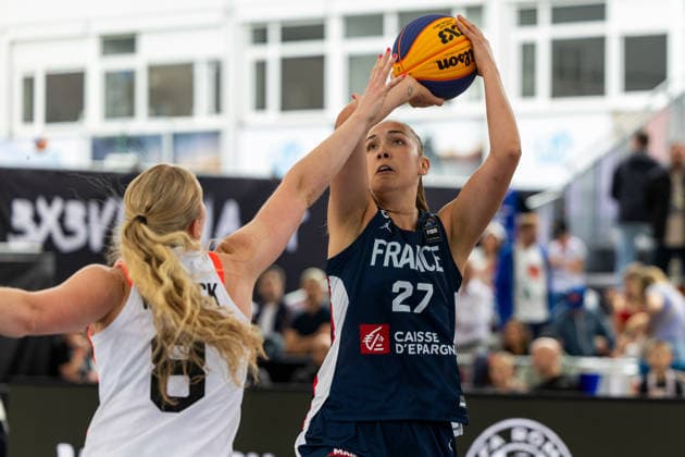 BASKETBALL - FIBA 3x3 World Tour VIENNA,AUSTRIA,13.JUN.26 - BASKETBALL - FIBA 3x3 World Tour. Image shows Tara Wallack (CAN) and Rosanne Madeleine Marie-Joseph Le Seyec (FRA).  GEPAxpictures xPhilippxBrem