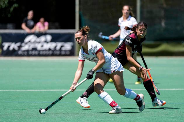 v.li.: Fenna Slawyk (TSVMH, 13), Amira Sophie Hamzah (HCL, 16), Zweikampf, Spielszene, Duell, duel, tackle, tackling, Dynamik, Action, Aktion, 13.06.2026, Mannheim (Deutschland), Hockey, 2. Bundesliga, Gruppe Süd, Damen, TSV Mannheim - HC Ludwigsburg
