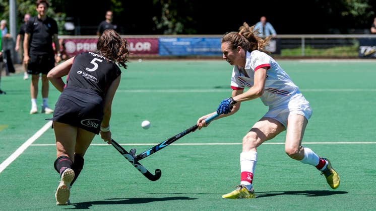 v.li.: Laurentien Vogelmann (HCL, 5), Fanny Rinne-Cihlar (TSVMH, 30), Zweikampf, Spielszene, Duell, duel, tackle, tackling, Dynamik, Action, Aktion, 13.06.2026, Mannheim (Deutschland), Hockey, 2. Bundesliga, Gruppe Süd, Damen, TSV Mannheim - HC Ludwigsburg