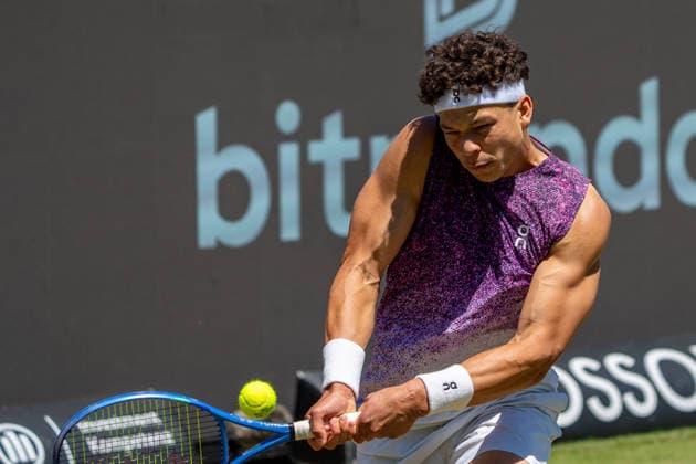 Ben Shelton am Ball, Ben Shelton vs. Sho Shimabukuro, Tennis, ATP, Tennis Herren Turnier, Boss-Open, Center-Court, Viertelfinale, 13.06.2026, Ben Shelton vs. Sho Shimabukuro, Tennis, ATP-Turnier, Boss-Open, Center-Court, Viertelfinale, 13.06.2026, Stuttgart