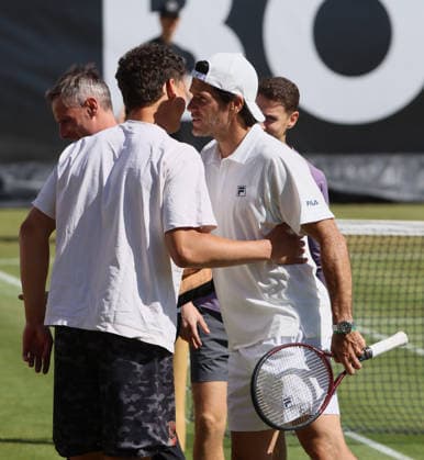 13.06.2026, Boss Open 2026, ATP, Tennis Herren Tour 250 Stuttgart, TTC Weissenhof, Tennis, im Bild: Ben Shelton (USA) begruesst Tommy Haas