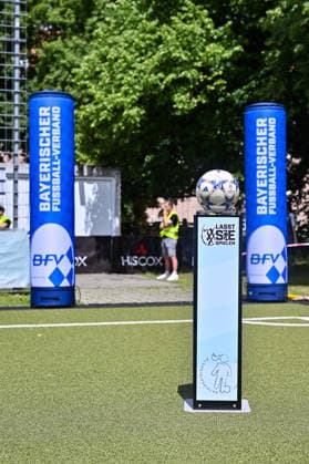 HISCOX Verbandspokal; SC Amicitia München - SpVgg Greuther Fürth; 13.06.2026 MÜNCHEN, GERMANY - 13. June: im Bild der Spielball vor dem Match zwischen dem SC Amicitia München und der SpVgg Greuther Fürth beim Finale des HISCOX Verbandspokals an der Sportanlage des SC Amicitia