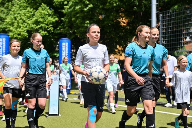 HISCOX Verbandspokal; SC Amicitia München - SpVgg Greuther Fürth; 13.06.2026 MÜNCHEN, GERMANY - 13. June: im Bild der Einlauf der beiden Mannschaften vor dem Match zwischen dem SC Amicitia München und der SpVgg Greuther Fürth beim Finale des HISCOX Verbandspokals an der Sportanlage des SC Amicitia