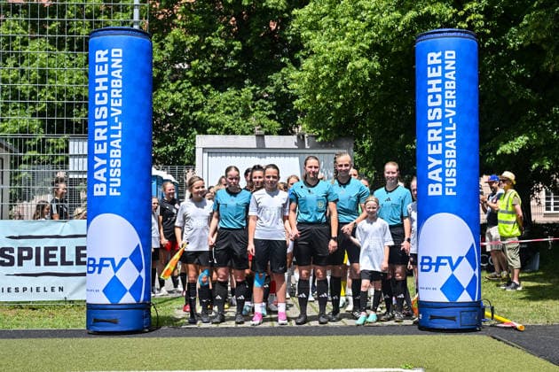 HISCOX Verbandspokal; SC Amicitia München - SpVgg Greuther Fürth; 13.06.2026 MÜNCHEN, GERMANY - 13. June: im Bild der Einlauf der beiden Mannschaften vor dem Match zwischen dem SC Amicitia München und der SpVgg Greuther Fürth beim Finale des HISCOX Verbandspokals an der Sportanlage des SC Amicitia