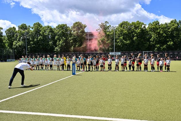 HISCOX Verbandspokal; SC Amicitia München - SpVgg Greuther Fürth; 13.06.2026 MÜNCHEN, GERMANY - 13. June: im Bild der Einlauf der beiden Mannschaften vor dem Match zwischen dem SC Amicitia München und der SpVgg Greuther Fürth beim Finale des HISCOX Verbandspokals an der Sportanlage des SC Amicitia