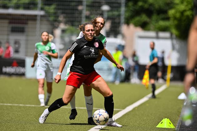 HISCOX Verbandspokal; SC Amicitia München - SpVgg Greuther Fürth; 13.06.2026 MÜNCHEN, GERMANY - 13. June: im Duell Annick LEISCHING (SC Amicitia München 25) und Lena FRANKE (SpVgg Greuther Fürth 22) während dem Match zwischen dem SC Amicitia München und der SpVgg Greuther Fürth beim Finale des HISCOX Verbandspokals an der Sportanlage des SC Amicitia