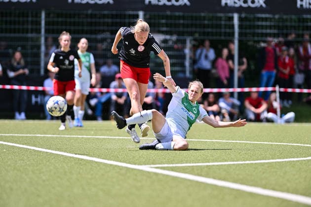 HISCOX Verbandspokal; SC Amicitia München - SpVgg Greuther Fürth; 13.06.2026 MÜNCHEN, GERMANY - 13. June: im Duell Amelie ROKSANDIC (SC Amicitia München 24) und Lena FRANKE (SpVgg Greuther Fürth 22) während dem Match zwischen dem SC Amicitia München und der SpVgg Greuther Fürth beim Finale des HISCOX Verbandspokals an der Sportanlage des SC Amicitia