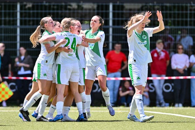 HISCOX Verbandspokal; SC Amicitia München - SpVgg Greuther Fürth; 13.06.2026 MÜNCHEN, GERMANY - 13. June: Jubel der Fürtherinnen nach dem Treffer zum 0-1 durch Luisa WÖLFEL (SpVgg Greuther Fürth 10) Tor Torschuetze Freude Happy während dem Match zwischen dem SC Amicitia München und der SpVgg Greuther Fürth beim Finale des HISCOX Verbandspokals an der Sportanlage des SC Amicitia