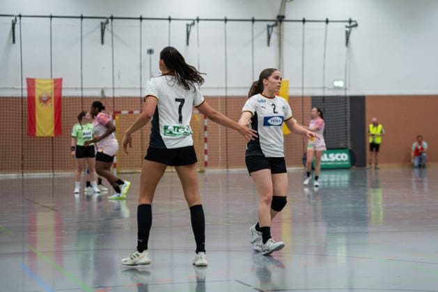 U20 Frauen-Nationalmannschaft Deutschland (GER) vs. U20 Frauen-Nationalmannschaft Spanien (SPA), Handball, Vier-Nationenturnier, 13.6.2026, Saision 2025 2026, Hannover Chiara Rohr (Deutschland U20 Frauen, 07, spielt bei HSG Bensheim Auerbach) und Hannah Gutzeit (Deutschland U20 Frauen, 02, spielt bei HSV Solingen-Graefath) klatschen ab, freuen sich nach einem Tor Hannover Sporthalle IGS Badenstedt Deutschland