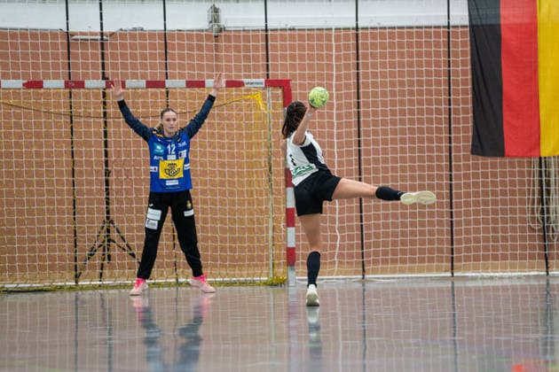 U20 Frauen-Nationalmannschaft Deutschland (GER) vs. U20 Frauen-Nationalmannschaft Spanien (SPA), Handball, Vier-Nationenturnier, 13.6.2026, Saision 2025 2026, Hannover Chiara Rohr (Deutschland U20 Frauen, 07, spielt bei HSG Bensheim Auerbach) bei einem 7-Meter Wurf gegen Teresa Anton Valero (Spanien U20 Frauen, 12) Hannover Sporthalle IGS Badenstedt Deutschland