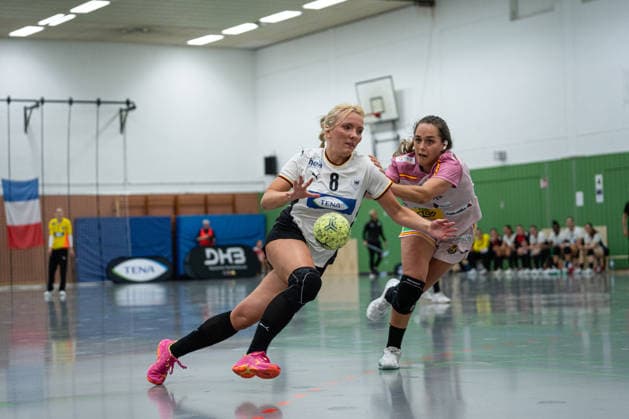 U20 Frauen-Nationalmannschaft Deutschland (GER) vs. U20 Frauen-Nationalmannschaft Spanien (SPA), Handball, Vier-Nationenturnier, 13.6.2026, Saision 2025 2026, Hannover Ruslana Litvinov (Deutschland U20 Frauen, 08, spielt bei Buxtehuder SV) im Zweikampf Hannover Sporthalle IGS Badenstedt Deutschland