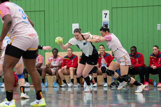 U20 Frauen-Nationalmannschaft Deutschland (GER) vs. U20 Frauen-Nationalmannschaft Spanien (SPA), Handball, Vier-Nationenturnier, 13.6.2026, Saision 2025 2026, Hannover Kim Ott (Deutschland U20 Frauen, 21, spielt bei Bergischer HC) im Zweikampf Hannover Sporthalle IGS Badenstedt Deutschland