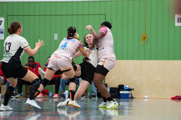 U20 Frauen-Nationalmannschaft Deutschland (GER) vs. U20 Frauen-Nationalmannschaft Spanien (SPA), Handball, Vier-Nationenturnier, 13.6.2026, Saision 2025 2026, Hannover Lisa Lammich (Deutschland U20 Frauen, 11, spielt bei HC Leipzig) wird von Libe Arruabarrena Gaztanazpi (Spanien U20 Frauen, 04) und Kelly Nnonzie Fonkeng Mfotiog (Spanien U20 Frauen, 03) verteidigt Hannover Sporthalle IGS Badenstedt Deutschland