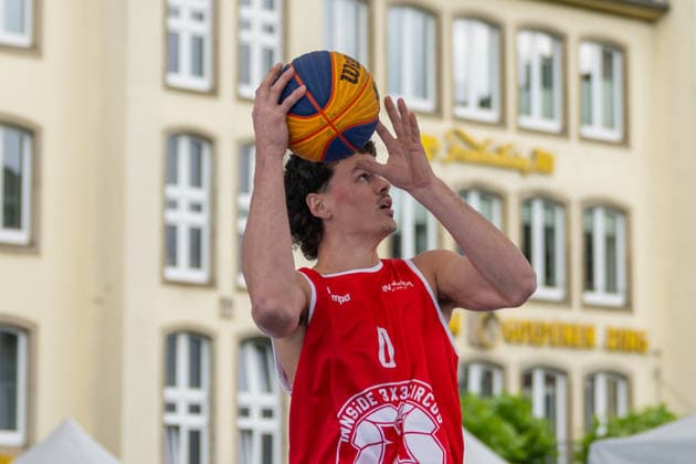 Jules Rambaut (Team Toulouse, 0) beim Einwerfen. Innside 3x3 Circus, Basketball, Gruppenphase, D.Sports, 13.06.2026 Innside 3x3 Circus, Basketball, Gruppenphase, D.Sports, 13.06.2026 Duesseldorf
