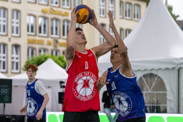 Zweikampf zwischen Jules Rambaut (Team Toulouse, 0) und Elias Koeppen (Team Neu Dehli, 38). Innside 3x3 Circus, Basketball, Gruppenphase, D.Sports, 13.06.2026 Innside 3x3 Circus, Basketball, Gruppenphase, D.Sports, 13.06.2026 Duesseldorf