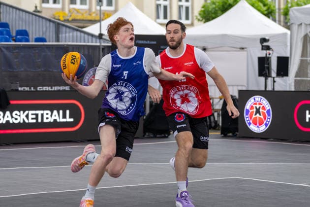 Zweikampf zwischen Frederic Kraass (Team Neu Dehli, 51) und Hugo Suhard (Team Toulouse, 40). Innside 3x3 Circus, Basketball, Gruppenphase, D.Sports, 13.06.2026 Innside 3x3 Circus, Basketball, Gruppenphase, D.Sports, 13.06.2026 Duesseldorf