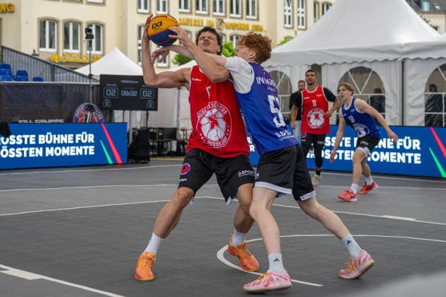 Zweikampf zwischen Jules Rambaut (Team Toulouse, 0) und Frederic Kraass (Team Neu Dehli, 51). Innside 3x3 Circus, Basketball, Gruppenphase, D.Sports, 13.06.2026 Innside 3x3 Circus, Basketball, Gruppenphase, D.Sports, 13.06.2026 Duesseldorf