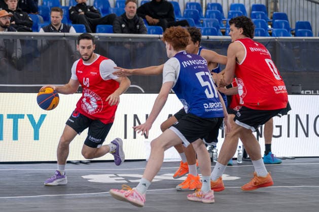 Hugo Suhard (Team Toulouse, 40) beim Dribbling. Dabei Frederic Kraass (Team Neu Dehli, 51) und Jules Rambaut (Team Toulouse, 0). Innside 3x3 Circus, Basketball, Gruppenphase, D.Sports, 13.06.2026 Innside 3x3 Circus, Basketball, Gruppenphase, D.Sports, 13.06.2026 Duesseldorf