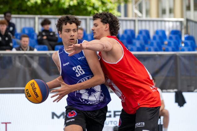 Zweikampf zwischen Elias Koeppen (Team Neu Dehli, 38) und Jules Rambaut (Team Toulouse, 0). Innside 3x3 Circus, Basketball, Gruppenphase, D.Sports, 13.06.2026 Innside 3x3 Circus, Basketball, Gruppenphase, D.Sports, 13.06.2026 Duesseldorf
