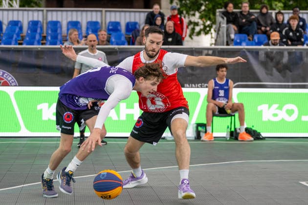 Zweikampf zwischen Emil Schumacher (Team Neu Dehli, 58) und Hugo Suhard (Team Toulouse, 40). Innside 3x3 Circus, Basketball, Gruppenphase, D.Sports, 13.06.2026 Innside 3x3 Circus, Basketball, Gruppenphase, D.Sports, 13.06.2026 Duesseldorf