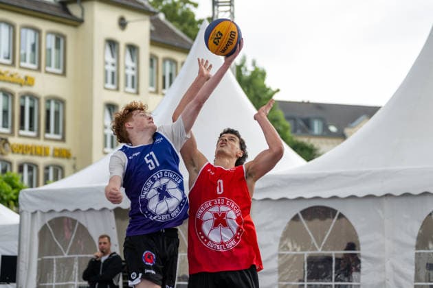 Zweikampf zwischen Frederic Kraass (Team Neu Dehli, 51) und Jules Rambaut (Team Toulouse, 0). Innside 3x3 Circus, Basketball, Gruppenphase, D.Sports, 13.06.2026 Innside 3x3 Circus, Basketball, Gruppenphase, D.Sports, 13.06.2026 Duesseldorf