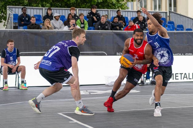 Zweikampf zwischen Marvin Momo Heckel (Team Bochum, 34) und Emanuel Aloys Mpacko (Team Hannover, 31). Innside 3x3 Circus, Basketball, Gruppenphase, D.Sports, 13.06.2026 Innside 3x3 Circus, Basketball, Gruppenphase, D.Sports, 13.06.2026 Duesseldorf