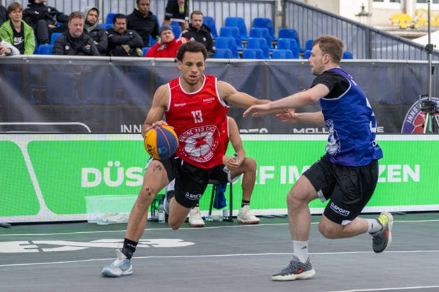 Zweikampf zwischen Miles Osei (Team Bochum, 13) und Simon Feneberg (Team Hannover, 37). Innside 3x3 Circus, Basketball, Gruppenphase, D.Sports, 13.06.2026 Innside 3x3 Circus, Basketball, Gruppenphase, D.Sports, 13.06.2026 Duesseldorf