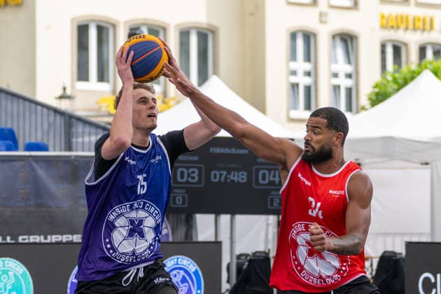 Zweikampf zwischen Tristan Elias Kuska (Team Hannover, 15) und Marvin Momo Heckel (Team Bochum, 34). Innside 3x3 Circus, Basketball, Gruppenphase, D.Sports, 13.06.2026 Innside 3x3 Circus, Basketball, Gruppenphase, D.Sports, 13.06.2026 Duesseldorf