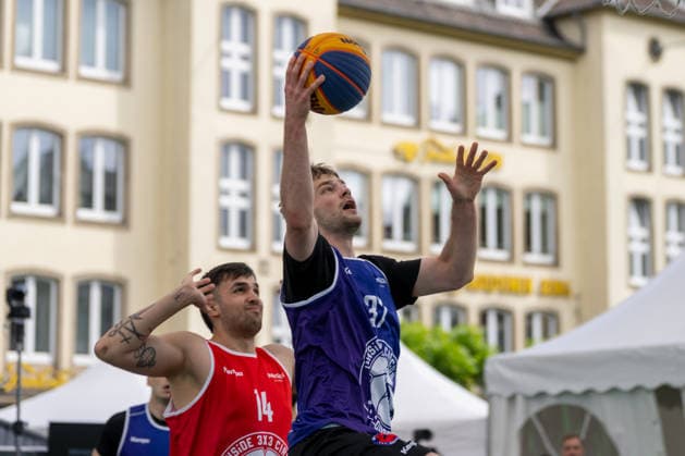 Aitor Julen Pickett Heerwagen (Team Bochum, 14) kann den Korb von Simon Feneberg (Team Hannover, 37) nicht verhindern. Innside 3x3 Circus, Basketball, Gruppenphase, D.Sports, 13.06.2026 Innside 3x3 Circus, Basketball, Gruppenphase, D.Sports, 13.06.2026 Duesseldorf