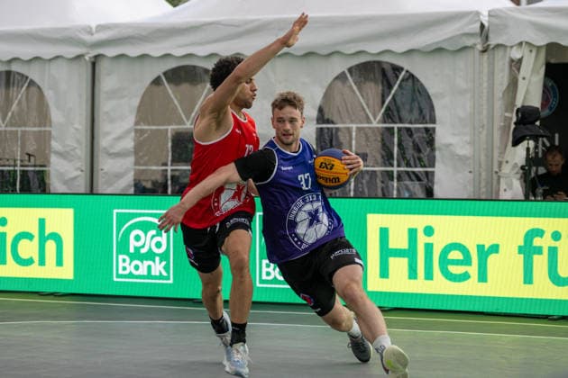 Zweikampf zwischen Miles Osei (Team Bochum, 13) und Simon Feneberg (Team Hannover, 37). Innside 3x3 Circus, Basketball, Gruppenphase, D.Sports, 13.06.2026 Innside 3x3 Circus, Basketball, Gruppenphase, D.Sports, 13.06.2026 Duesseldorf