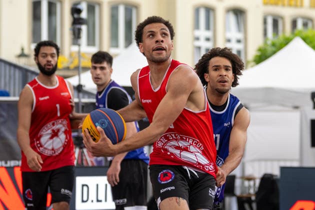 Zweikampf zwischen Miles Osei (Team Bochum, 13) und Emanuel Aloys Mpacko (Team Hannover, 31) Innside 3x3 Circus, Basketball, Gruppenphase, D.Sports, 13.06.2026 Innside 3x3 Circus, Basketball, Gruppenphase, D.Sports, 13.06.2026 Duesseldorf