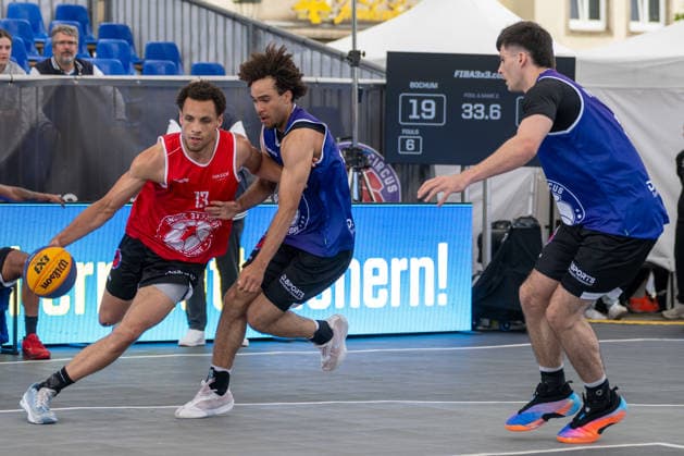 Zweikampf zwischen Miles Osei (Team Bochum, 13) und Emanuel Aloys Mpacko (Team Hannover, 31). Daneben Sebastian Schwachhofer (Team Hannover, 09). Innside 3x3 Circus, Basketball, Gruppenphase, D.Sports, 13.06.2026 Innside 3x3 Circus, Basketball, Gruppenphase, D.Sports, 13.06.2026 Duesseldorf