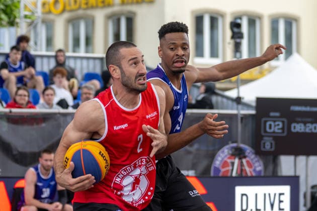 Zweikampf zwischen Milos Jovanovic (Team Bonn, 02) und Lagio Grantsaan, (Team Twente, 23). Innside 3x3 Circus, Basketball, Gruppenphase, D.Sports, 13.06.2026 Innside 3x3 Circus, Basketball, Gruppenphase, D.Sports, 13.06.2026 Duesseldorf