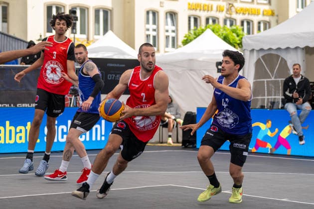 Zweikampf zwischen Milos Jovanovic (Team Bonn, 02) und Sam Ghamari (Team Twente, 42). Innside 3x3 Circus, Basketball, Gruppenphase, D.Sports, 13.06.2026 Innside 3x3 Circus, Basketball, Gruppenphase, D.Sports, 13.06.2026 Duesseldorf
