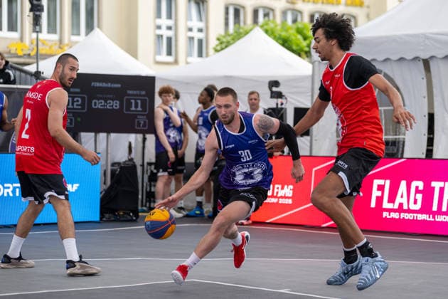 Zweikampf zwischen Yoeri Hoexum (Team Twente, 30) und Rotimi Sofiane Ogunniyi (Team Bonn, 03). Daneben Milos Jovanovic (Team Bonn, 02). Innside 3x3 Circus, Basketball, Gruppenphase, D.Sports, 13.06.2026 Innside 3x3 Circus, Basketball, Gruppenphase, D.Sports, 13.06.2026 Duesseldorf