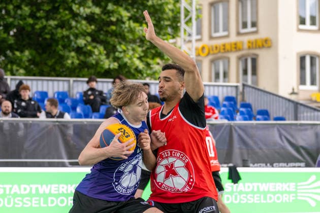 Zweikampf zwischen Emil Schumacher (Team Neu Dehli, 58) und Paul Djoko (Team Toulouse, 11). Innside 3x3 Circus, Basketball, Gruppenphase, D.Sports, 13.06.2026 Innside 3x3 Circus, Basketball, Gruppenphase, D.Sports, 13.06.2026 Duesseldorf