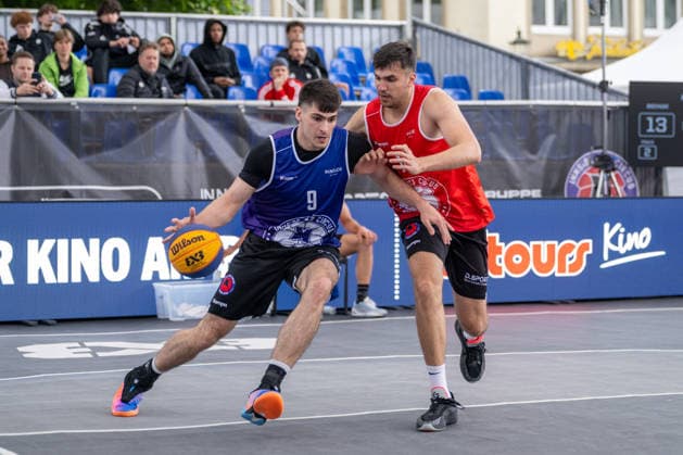 Zweikampf zwischen Sebastian Schwachhofer (Team Hannover, 09) und Aitor Julen Pickett Heerwagen (Team Bochum, 14). Innside 3x3 Circus, Basketball, Gruppenphase, D.Sports, 13.06.2026 Innside 3x3 Circus, Basketball, Gruppenphase, D.Sports, 13.06.2026 Duesseldorf