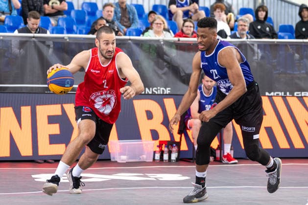Zweikampf zwischen Milos Jovanovic (Team Bonn, 02) und Lagio Grantsaan (Team Twente, 23). Innside 3x3 Circus, Basketball, Gruppenphase, D.Sports, 13.06.2026 Innside 3x3 Circus, Basketball, Gruppenphase, D.Sports, 13.06.2026 Duesseldorf